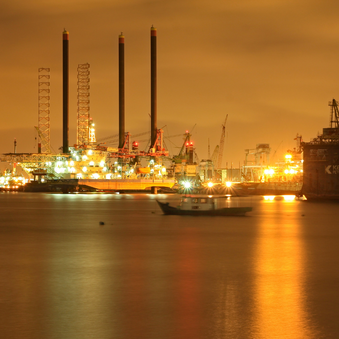 Picture of an oil refinery