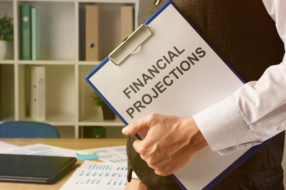 How to make financial projections for business 